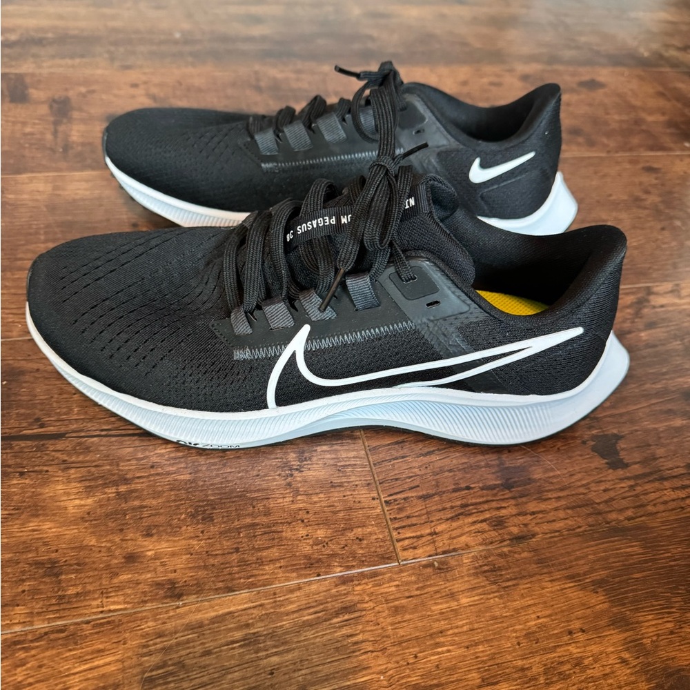 Never Worn Nike Womens Black and White Shoes size 9.5